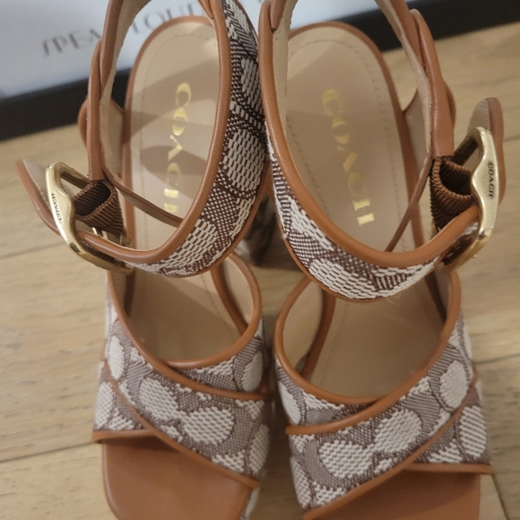 Coach Nelly Sandal. Size 6. Color Cocoa - Picture 4 of 4